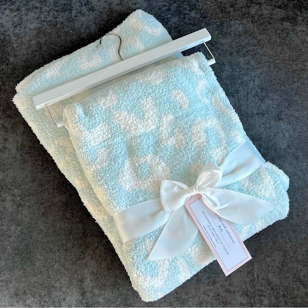 NWT Cupcakes and Cashmere Kid’s Blue Leopard Throw